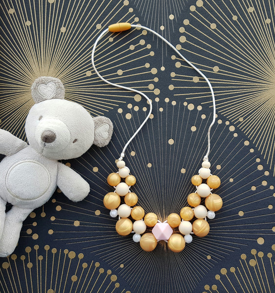 Elegantný silikónový kojo náhrdelník "Princeznička v zlatých kláskoch"