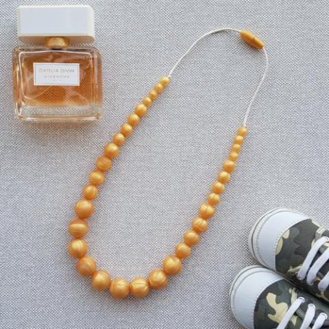Elegantný silikónový náhrdelník na kojenie "Zlaté perly"