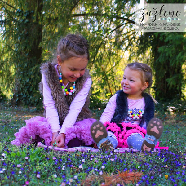 Dievčatká so silikónovým setom náhrdelníkov pre mamu a dcéru "Kvetinový záhon"