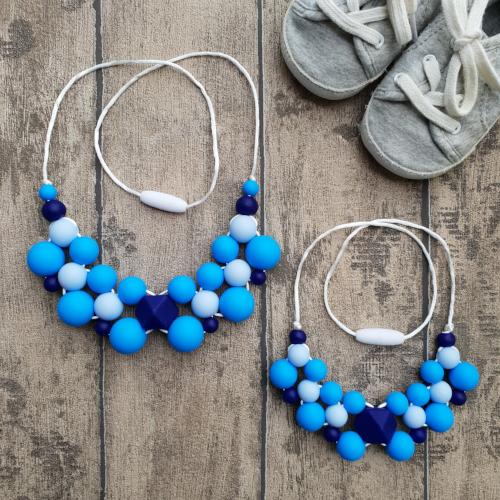 2 silikónové náhrdelníky pre mamu a dcéru v modrej farbe