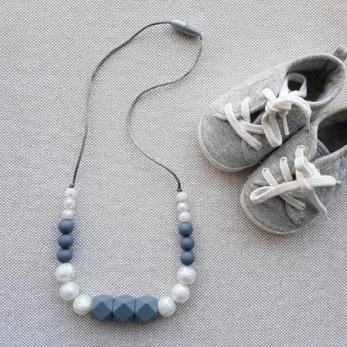 Silikónový náhrdelník vhodný aj na kúsanie pre deti "Ergobaby Adapt Pearl Grey"