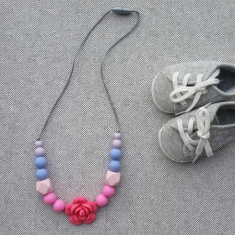 Silikónový dojčenský náhrdelník "Barbie s kvetinkou"
