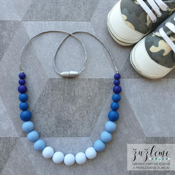 Silikónový náhrdelník ako pomôcka pre dojčiace mamičky v modrých odtienoch