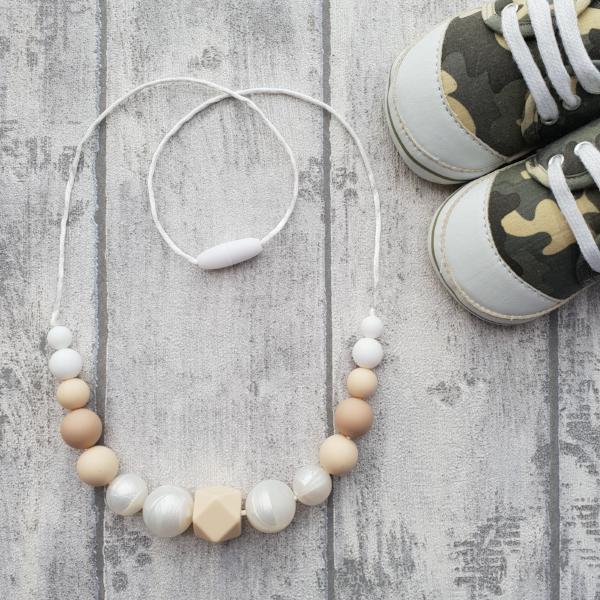 Silikónový náhrdelník na dojčenie a prerezávanie zúbkov v béžovej, vanilkovej a preleťovej bielej farbe