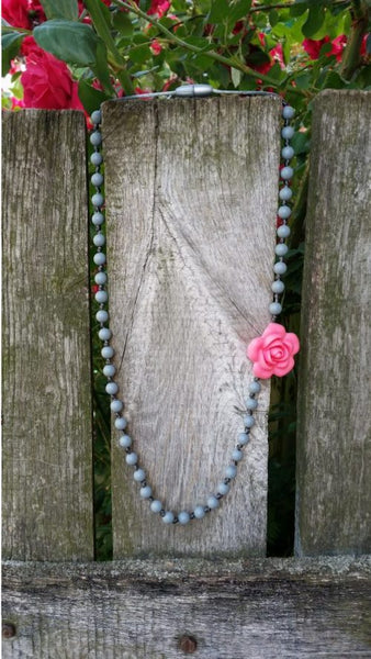 Silikónový dojčiaci náhrdelník "Ruža v šedi"